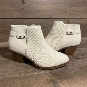 NWT Sonoma White Woven Booties